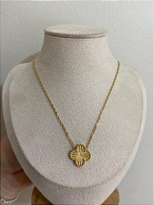 COLAR DOURADO AÇO TREVO TEXTURIZADO