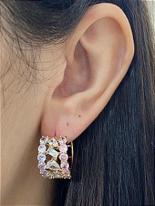 BRINCO CLICK DOURADO CRAVEJADO ZIRCÔNIA ROSA BEBÊ E AZUL CLARO