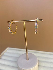 BRINCO DOURADO COM ZIRCONIAS ROSA BEBÊ E AZUL CLARO