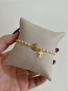 PULSIERA PEROLAS COM MEDALHA SÃO BENTO COM PIN CRUZ DOURADA