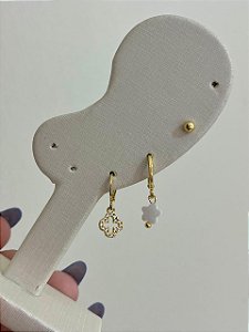 BRINCO TRIO INFANTIL TREVO COM MADREPEROLA DOURADO