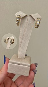 BRINCO ARGOLA CLICK TEXTURIZADA COM 4 LINHAS CRAVEJADAS