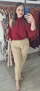 Calça cenoura cor bege
