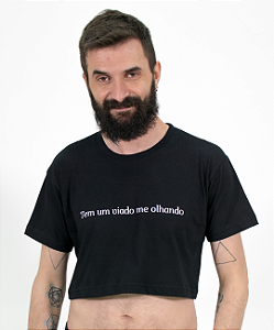 Cropped - Tem um viado me olhando e continua olhando