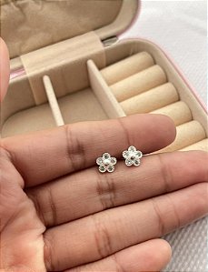 @ Brinco flor com zircônias cristais 6mm - Prata 925