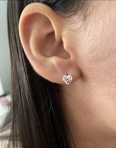 Brinco coração cravejado com zircônias coloridas - Prata 925