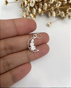 @ Pingente lua vazada detalhes em flores 15mm  - Prata 925