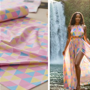 TECIDO CREPINHO TRIÂNGULOS GEOMÉTRICO CANDY COLORS PASTEL MODA TENDÊNCIA PARA CONFECÇÃO DE VESTIDOS, SAIAS, BLUSAS, ETC.