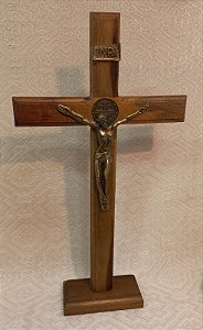 CRUCIFIXO MADEIRA COM MEDALHA DE SÃO BENTO - MESA E PAREDE