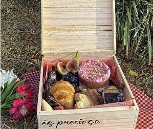 Cesta de Café Happy com bolo e delícias