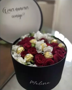 Box de Rosas Vermelhas com Ferrero Rocher – Presente Romântico Personalizado