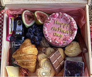 Café da Manhã Luxo Dia das Mães – Cesta Premium com Bolo e Flores
