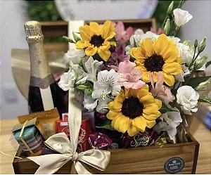 Cesta Luxo Dia das Mães com Flores, Espumante e Chocolates Premium