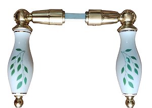 MAÇANETA OU TRINCO; PUNHO DE PORCELANA BRANCA COM DESENHO VERDE E BASE LATÃO POLIDO; MODELO ALAVANCA