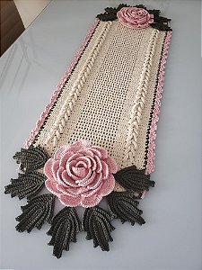 Caminho de mesa em crochê flor rubi 120x40cm  C002