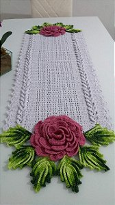Caminho de mesa em crochê com flores 120x40cm  C004