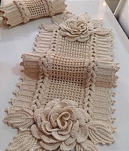 Caminho de mesa em crochê com flores 120x40cm  C007