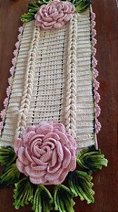 Caminho de mesa em crochê com flores 120x40cm  C008