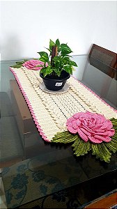 Caminho de mesa em crochê com flores 120x40cm  C010
