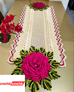 Caminho de mesa em crochê flor rubi 120x40cm  C012