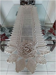 Caminho de mesa em crochê flor rubi 120x40cm  C013