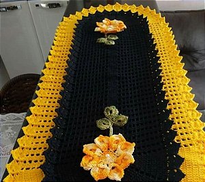 Caminho de mesa em crochê com flores 120x40cm C020