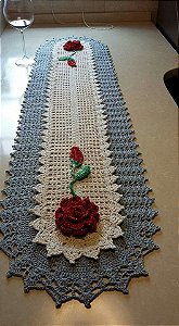 Caminho de mesa em crochê com flores 120x40cm C021