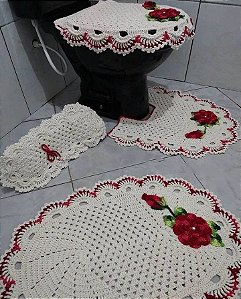 Jogo de tapetes para banheiro em crochê com flores 4 peças JB008