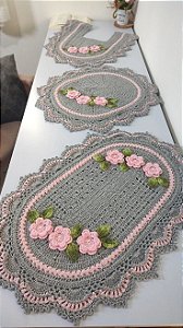 Jogo de tapetes para banheiro em crochê com flores 3 peças JB016