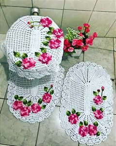 Jogo de tapetes para banheiro em crochê com flores 3 peças JB022