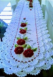 Caminho de mesa em crochê rendado com flores 150x40cm C024