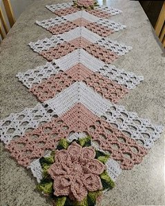 Caminho de mesa em crochê com flores 120x40cm C026