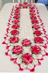 Caminho de mesa em crochê com flores 150x50cm  C070