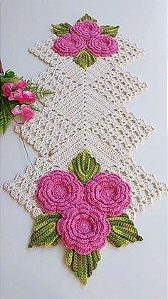 Caminho de mesa em crochê com flores 120x40cm  C076