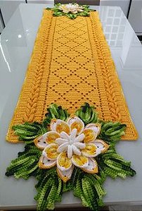 Caminho de mesa em crochê com flores 120x40cm  C085