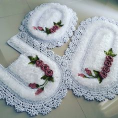Jogo de tapetes para banheiro felpudo em crochê 3 peças com flores JB080