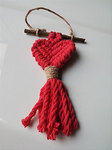 Coração em macramê Vermelho com alça em madeira 15cm