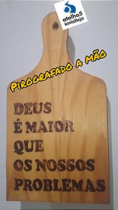 Tábua pirografada a mão com frase evangélica