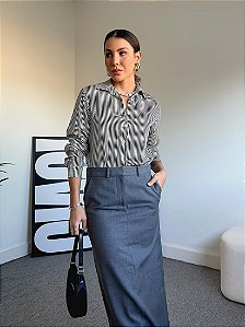 CAMISA FEMININA OVERSIZED GOLA TRADICIONAL EM VISCOLINHO LISTRADA PRETA