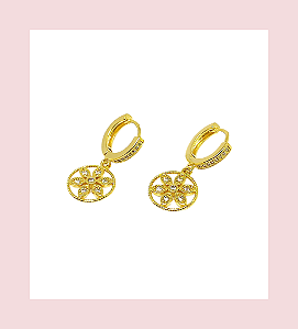 Argola Cravejada + Flor - Semijoia banhada a ouro 18k.