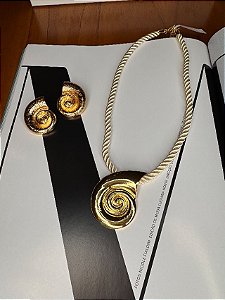 Colar em cordão acetinado com pingente Caracol banho Ouro