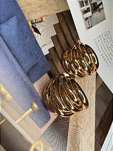 Brinco orgânico  efeito ondulado banho em ouro