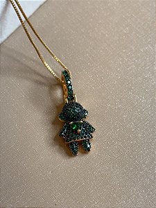 Colar pingente menina em microzircônias verde esmeralda