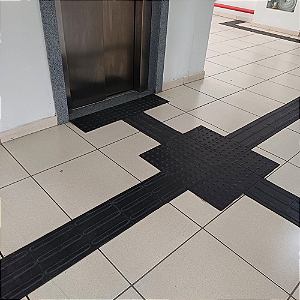 Piso tátil PVC Direcional Preto 25x25 cm
