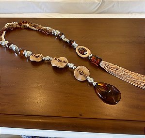 Colar ELEGANCE Tartaruga com detalhes em madeira