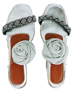 Sandalia salto medio prateada com flor prata