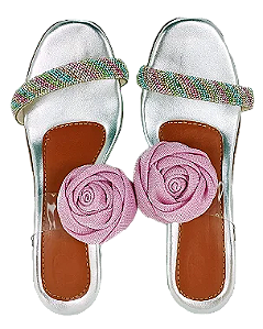 Sandália salto médio prateada com flor rosa