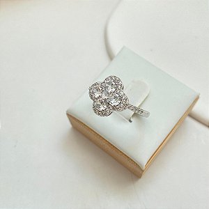 Anel trevo cravejado