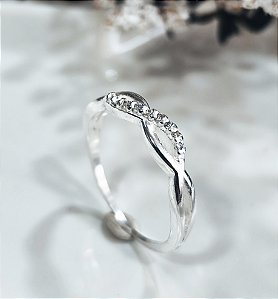 AQP18582 Anel Prata Infinito Cravejado Vazado Qualitá Semijoias