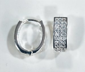 BQF2317 Brinco Argola Oval Cravejada 1,8x1,6CM Folheado a Prata QUALITÁ Semijoias